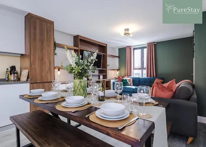 Vakantiehuis Spacious 5-bedroom Contractor House Sleeps 7 With Parking By Purestay