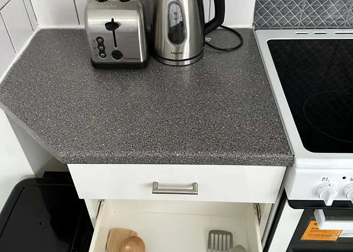 2 Bedroom Flat Close To City, Stadium And Coop Arena