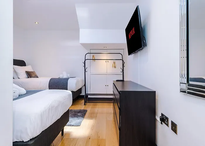 Holiday home 4-storey Townhouse In By Hilltop Serviced Manchester