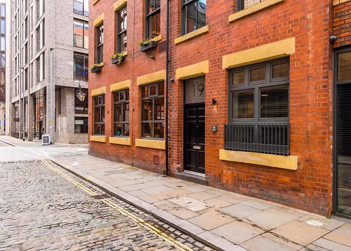 4-storey Townhouse In By Hilltop Serviced * Manchester