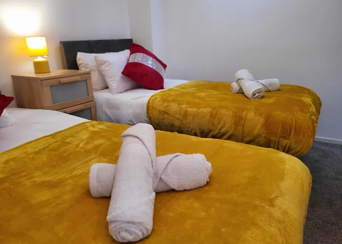 Luxury 2 Bed On River, Wifi, Parking, Garden * Manchester