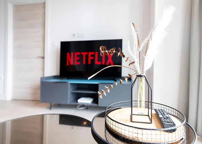 Modern 2 Bedroom Centre W Balcony Διαμέρισμα