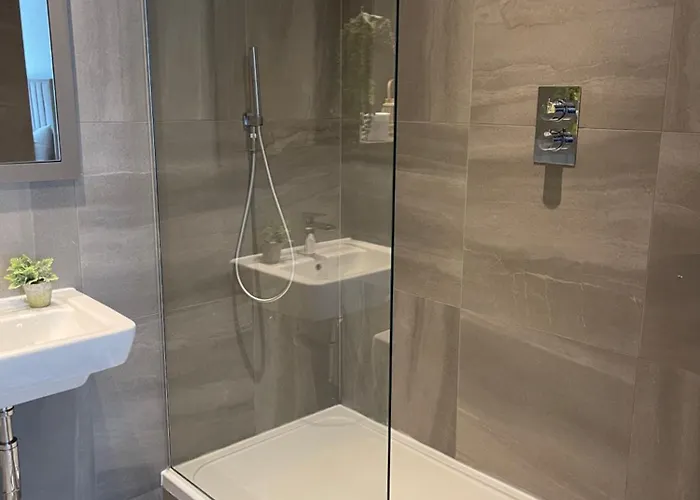 Modern 2 Bedroom Centre W Balcony Διαμέρισμα