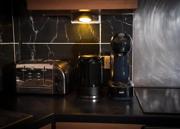 Apartment Luxury Two Bedroom Flat Opposite Coop Live N Etihad Stadium With Free Secure Parking, Netflix And Sky Tv *