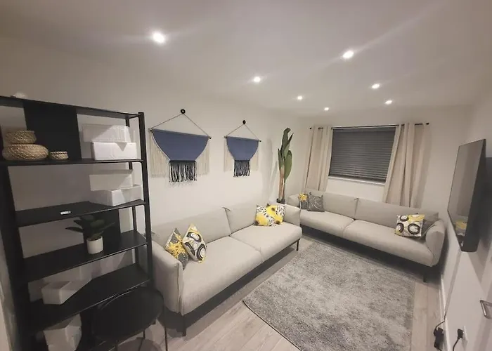 New 4 Bedrm House! Parking. 10min To / Etihad Nyaraló *