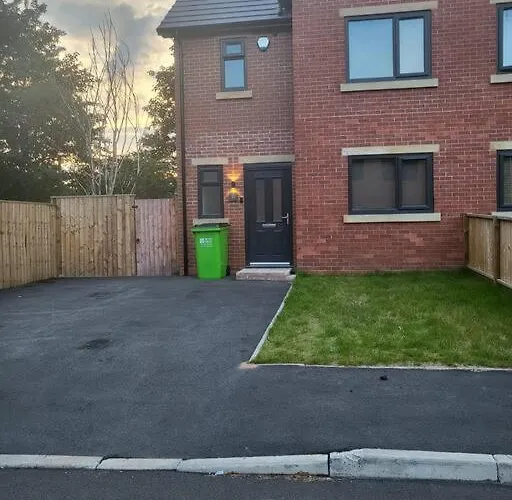 New 4 Bedrm House! Parking. 10min To / Etihad Nyaraló *