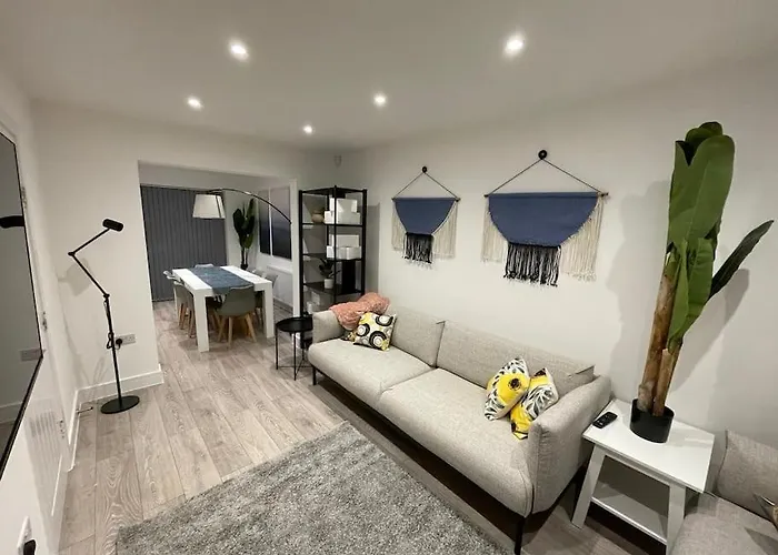 Nyaraló New 4 Bedrm House! Parking. 10min To / Etihad *