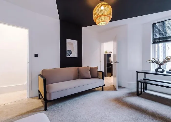 4 Bedroom House Eccles * 맨체스터