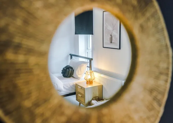 펜션 4 Bedroom House Eccles 맨체스터