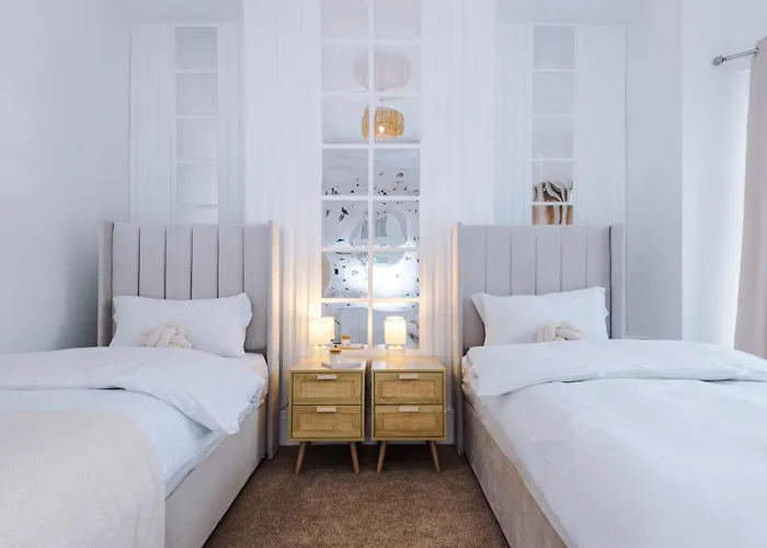 펜션 4 Bedroom House Eccles *