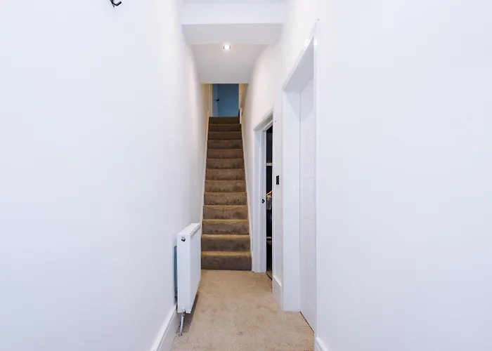 펜션 4 Bedroom House Eccles 맨체스터