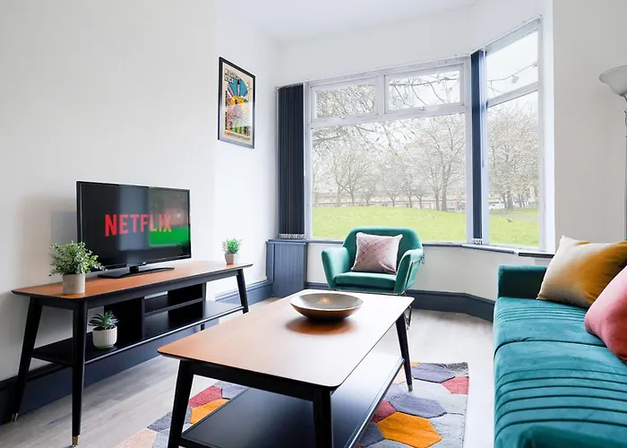 3-bed House In Near Old Trafford Manchester