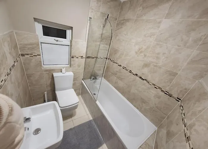 4 Bedrooms, 8 Min To City! *