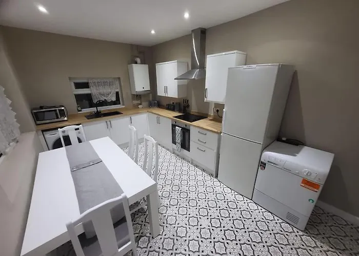 펜션 4 Bedrooms, 8 Min To City!