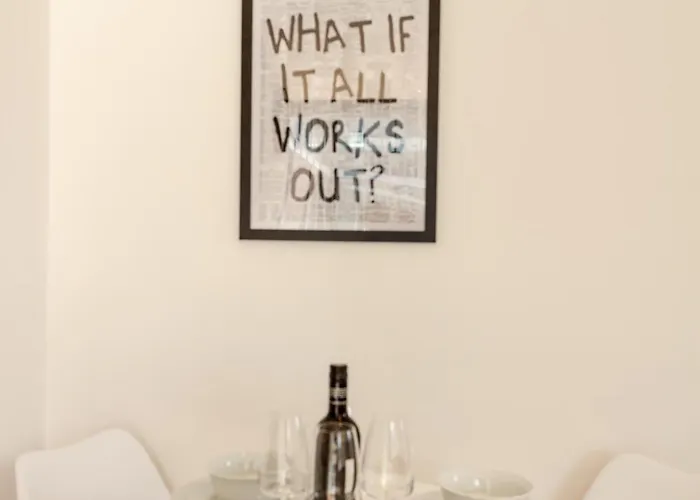 Gem: Cosy 2br With Private Balcony Apartament