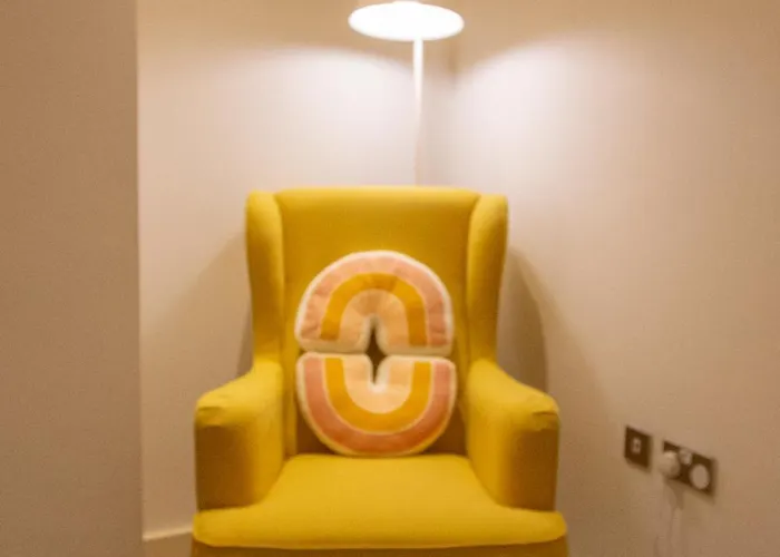 Gem: Cosy 2br With Private Balcony Apartament