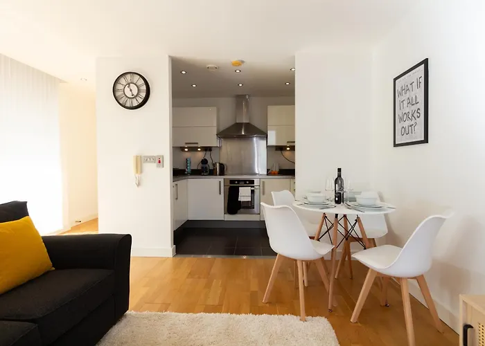 Gem: Cosy 2br With Private Balcony * Manchester