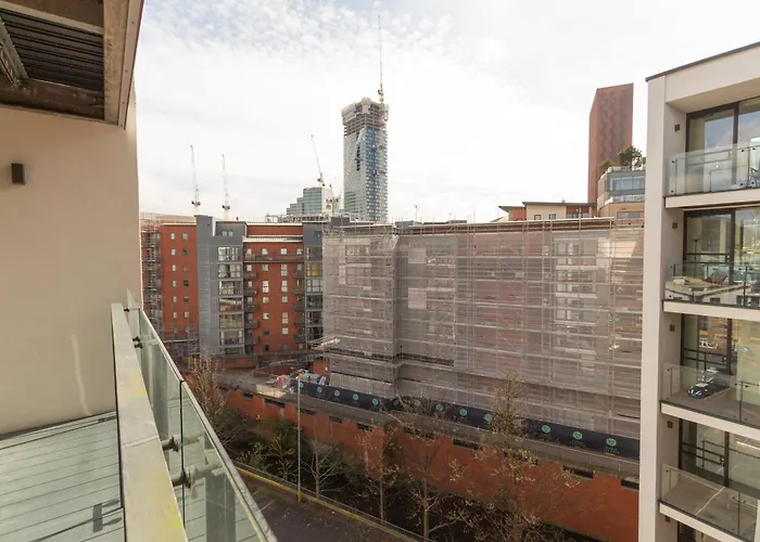 Gem: Cosy 2br With Private Balcony Apartament