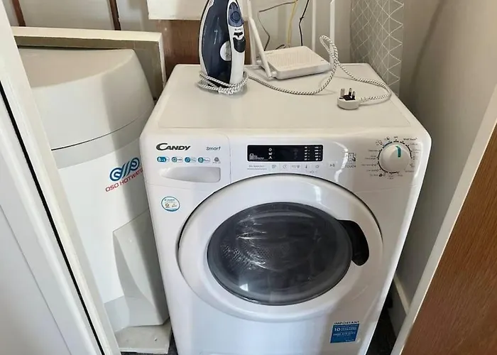 Chic 1 Bed Mcr Ap W/balcony- Sleeps 4 *