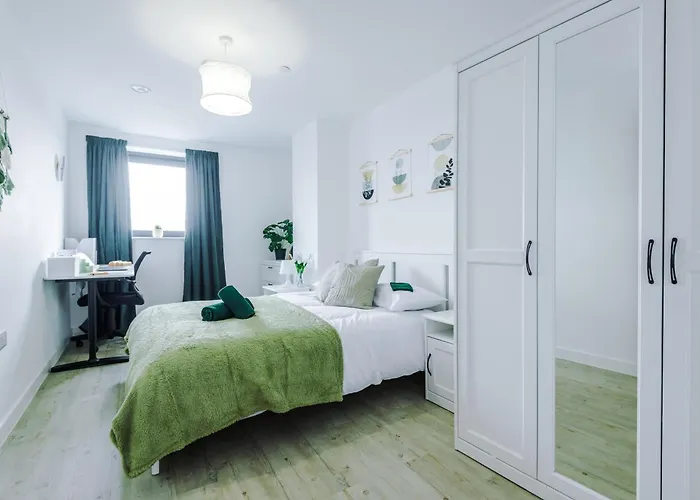 Stylish Apartment, Sleeps 6, Pool Table, Smart Tvs, Parking Available * Manchester