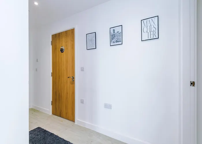 Stylish Apartment, Sleeps 6, Pool Table, Smart Tvs, Parking Available *