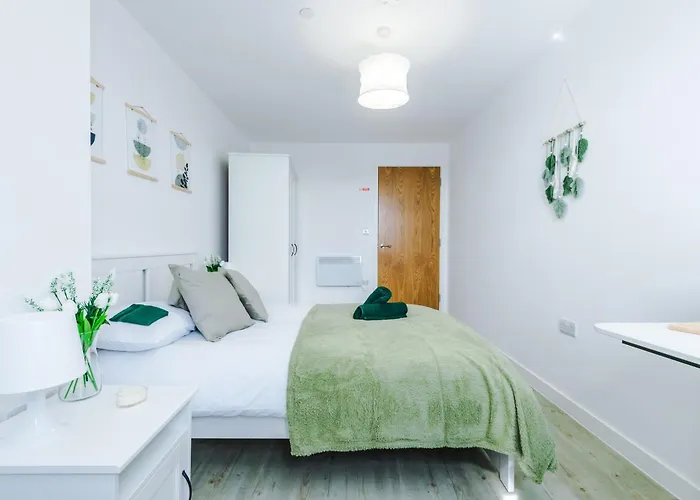 Stylish Apartment, Sleeps 6, Pool Table, Smart Tvs, Parking Available Manchester