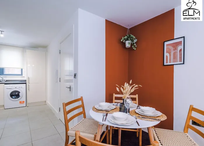 Elm , Collection Of Available Near Media , Free Parking 3* Manchester