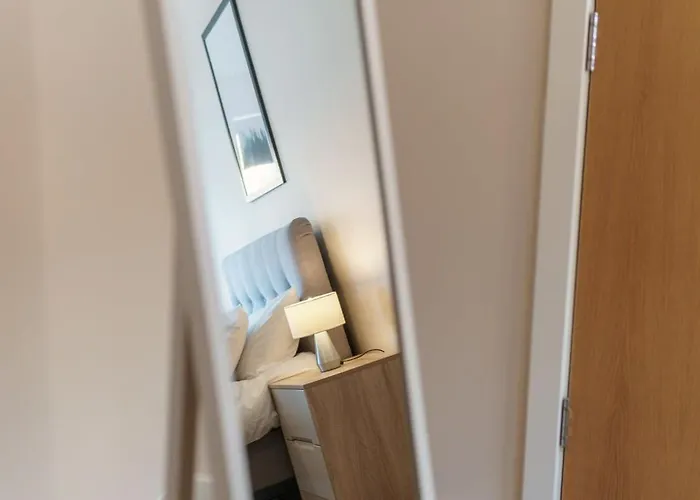 Spacious 2 Bed In Centre *