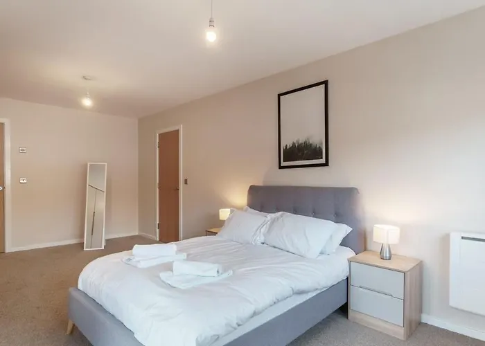 Spacious 2 Bed In Centre *