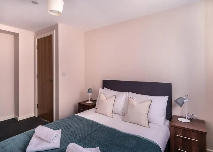 Spacious 2 Bedroom Apartment In Manchester