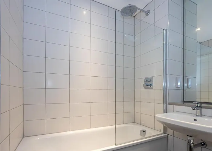 Stunning 2 Bedroom *