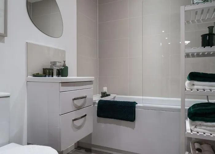 Lovely 2 Bed In - Sleeps 4 *