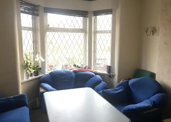 Single - Town & Nearby, 24h Bus, Airport-linked * Manchester