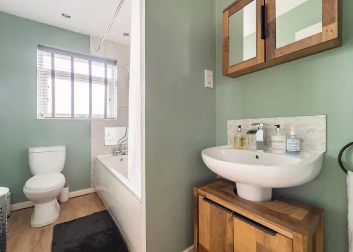 3 Bedroom House With Modern Interior, Close To The Etihad Stadium