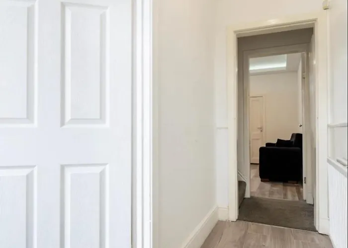 3 Bedroom House With Modern Interior, Close To The Etihad Stadium