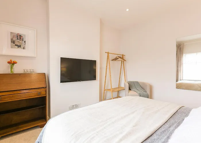 Spacious 4 Bedroom - Sleeps 8 Holiday home