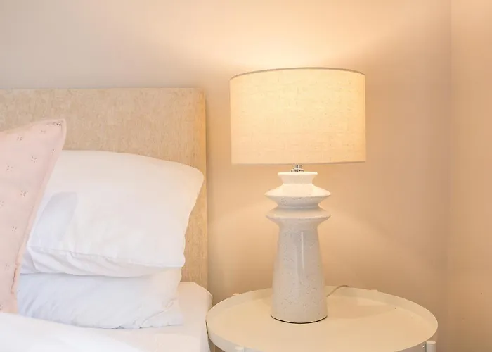 Spacious 4 Bedroom - Sleeps 8 *