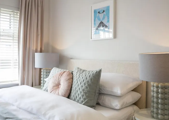 Spacious 4 Bedroom - Sleeps 8 * Manchester