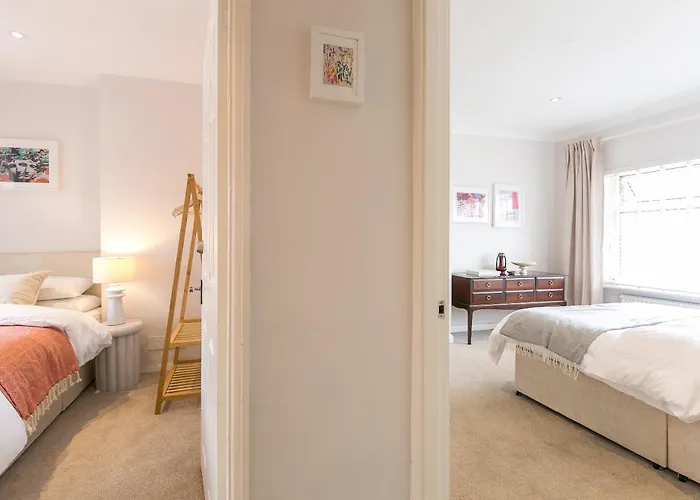 Spacious 4 Bedroom - Sleeps 8 Holiday home