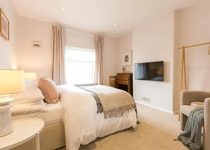 Spacious 4 Bedroom - Sleeps 8 * Manchester