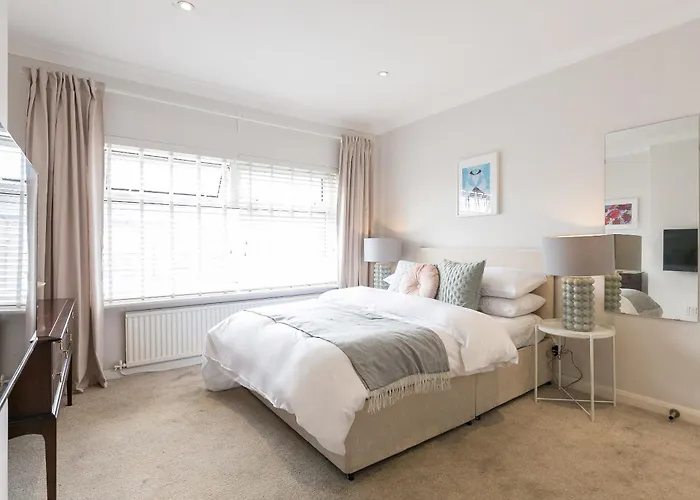 Holiday home Spacious 4 Bedroom - Sleeps 8 Manchester