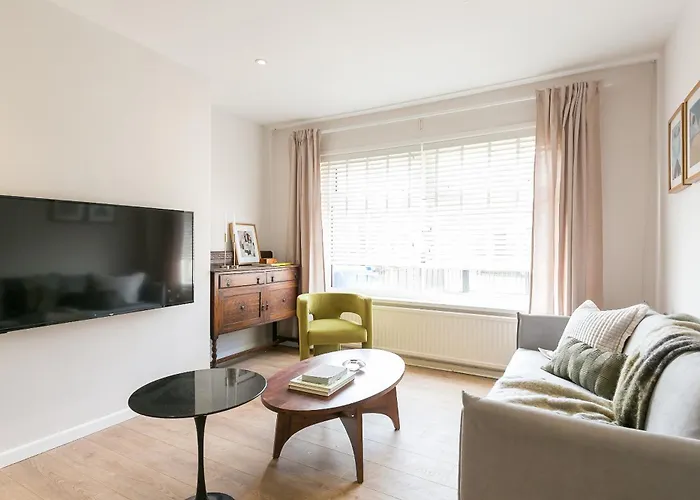 Spacious 4 Bedroom - Sleeps 8 *