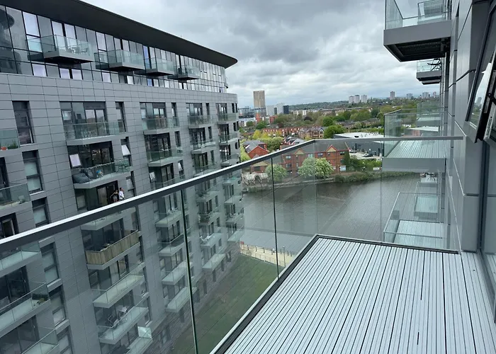 Penthouse Height Flat, View Balcony, Quiet, Free Wifi, Gym & Minimalistic Apartament