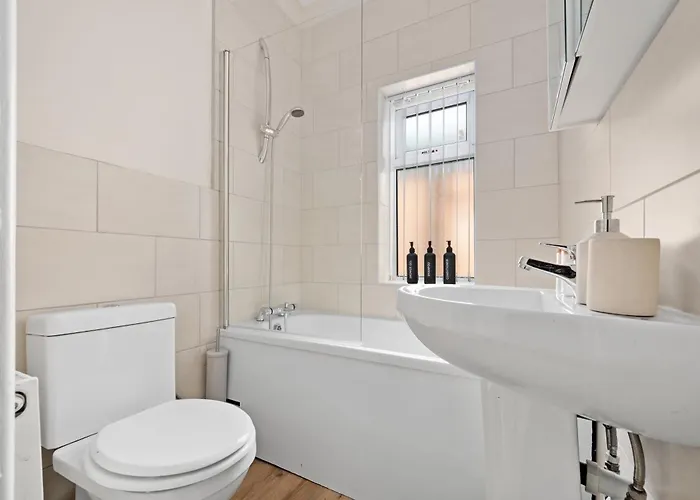 Modern 4br In M11, Close To Etihad Stadium Sleeps 11 펜션 맨체스터