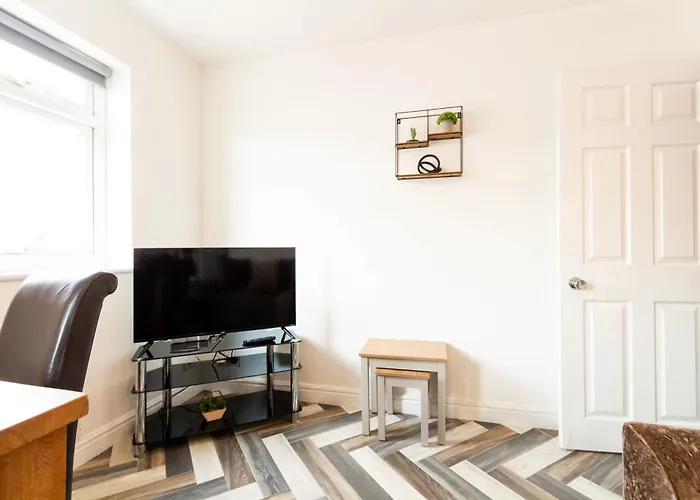 Cosy & Compact In Swinton