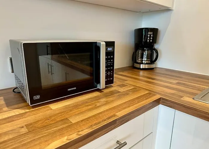 Beautiful Waterside Near Old Trafford 맨체스터