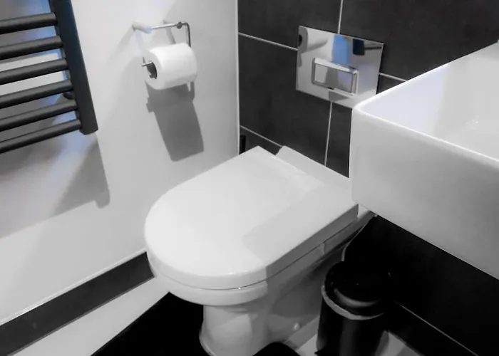 Classy 2-br, 3-bath Sleeps 5, High Speed Unlimited Wifi Manchester