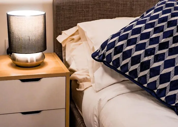 Classy 2-br, 3-bath Sleeps 5, High Speed Unlimited Wifi