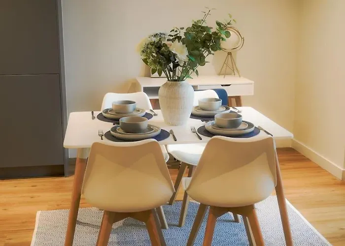 Classy 2-br, 3-bath Sleeps 5, High Speed Unlimited Wifi Apartament