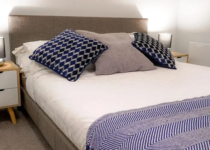 Classy 2-br, 3-bath Sleeps 5, High Speed Unlimited Wifi Apartament *